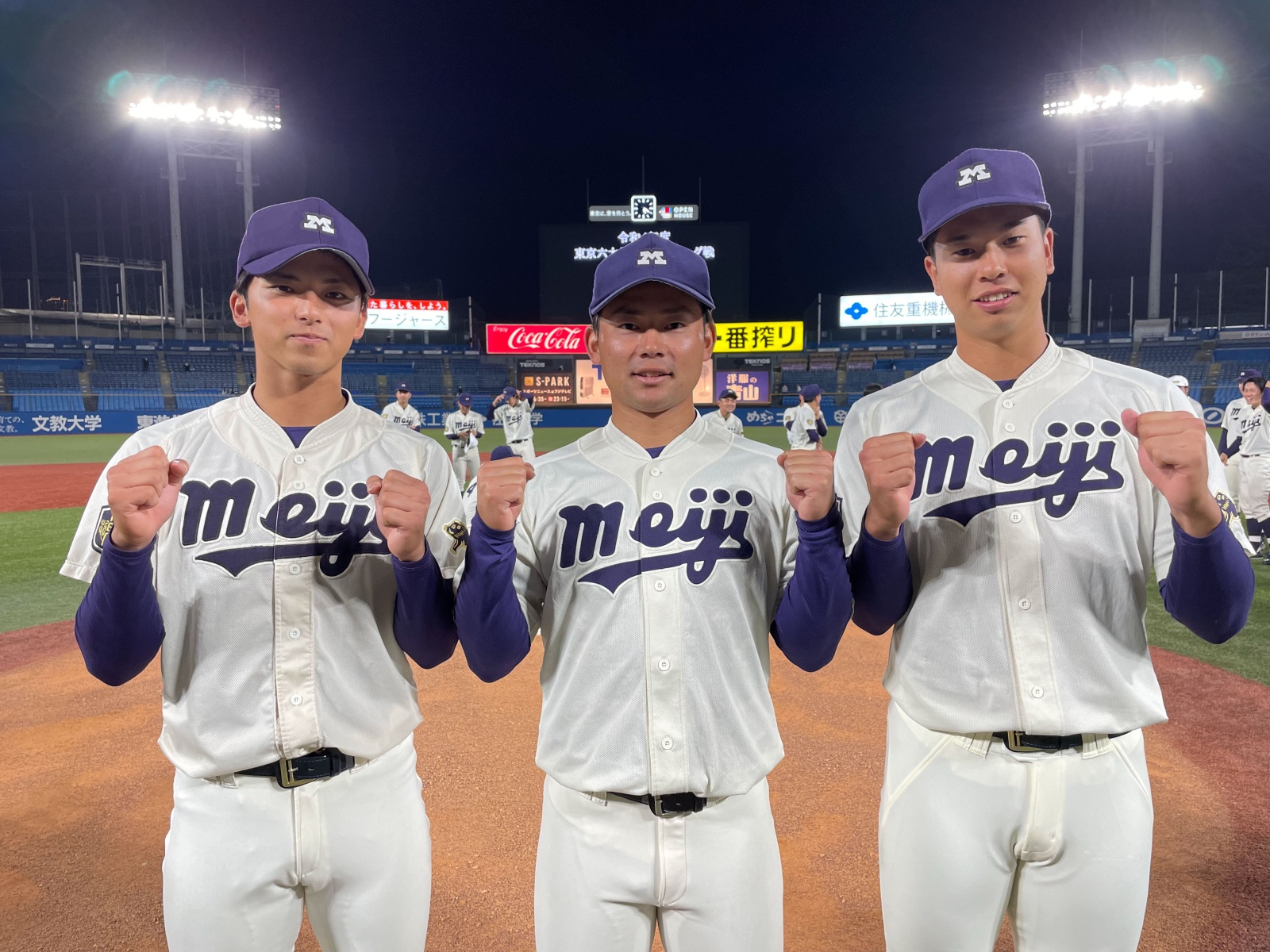 ベストナインに輝いた3人の選手。左から宗山選手（遊撃）、村松主将（二塁）、上田選手（三塁）