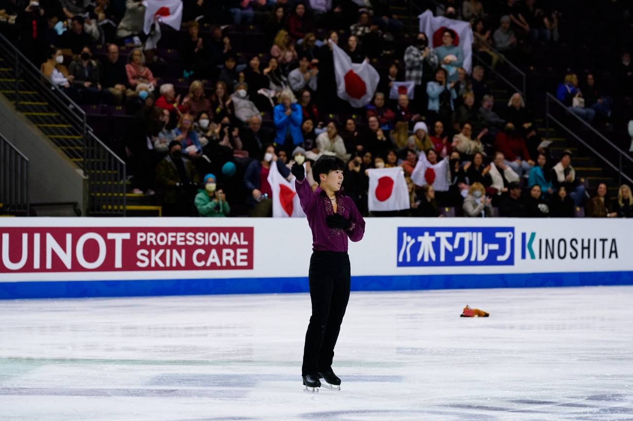 フリー演技を終え右腕を突き上げる佐藤選手（写真：USA TODAY Sports/ロイター/アフロ）