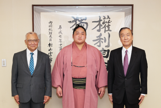 （左から）大六野学長、藤青雲さん、柳谷理事長