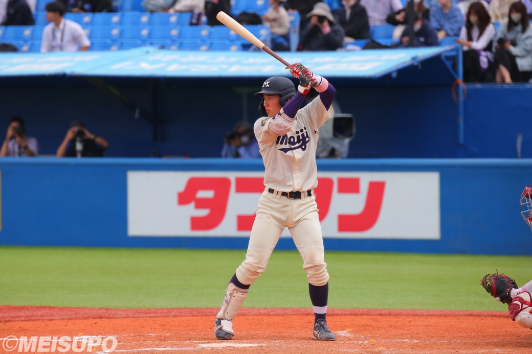 貴重な追加点となる2ラン本塁打を放った小島大河選手（政治経済学部2年）