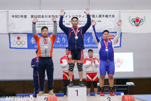 表彰台に上がる川上選手（中央）（写真=明大スポーツ新聞部）