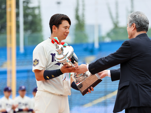 準優勝杯を受け取る主将の上田希由翔選手（国際日本学部4年）