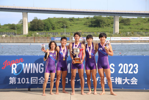 男子舵手付きフォアの5選手（写真=どちらも明大スポーツ新聞部）