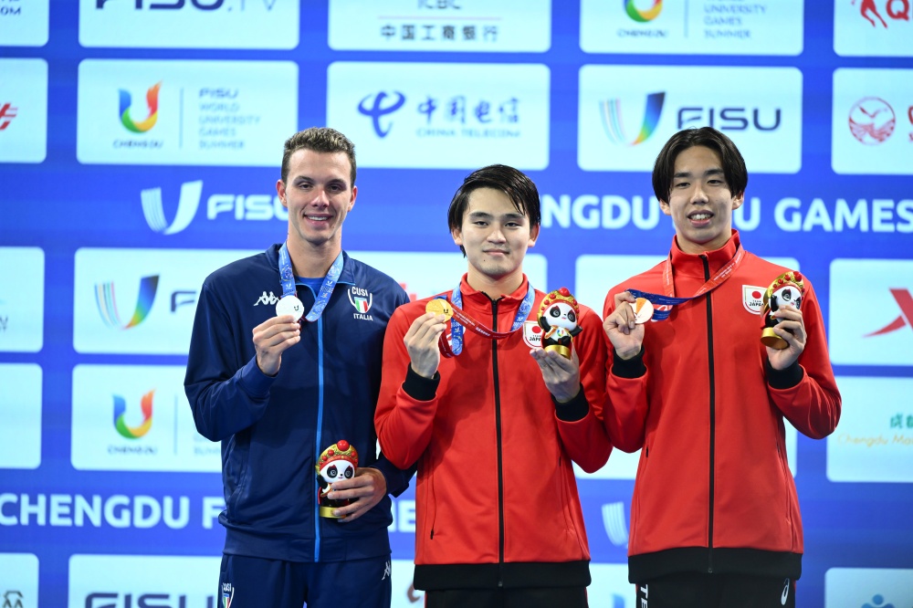 表彰台で金メダルを掲げる田渕選手（中央）。写真右は銅メダルの上川畑選手（写真：新華社/アフロ）