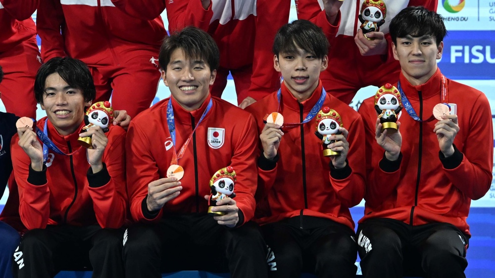 男子４×100ｍメドレーリレー表彰式での日本チーム。写真左が松山選手（写真：新華社/アフロ）