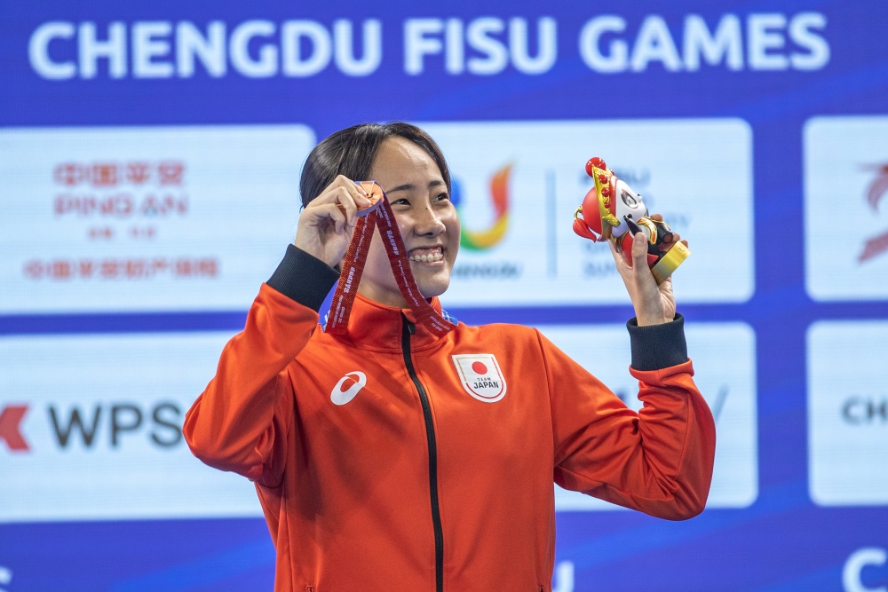 銅メダルを掲げる水口選手（写真：新華社/アフロ）
