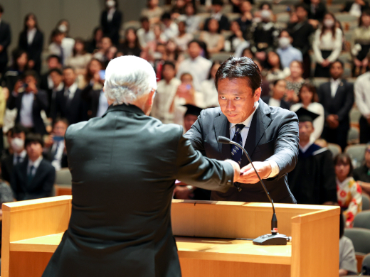 大学院生を代表して学位記を受け取るグローバル・ビジネス研究科の松本さん