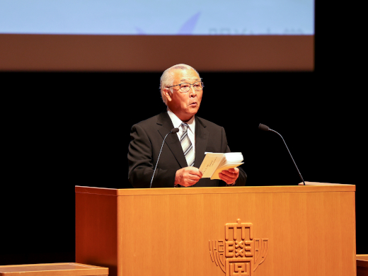 大六野学長による告辞の様子