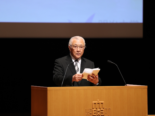 告辞で新入生に歓迎の言葉をかける大六野学長