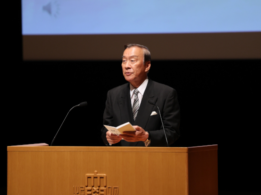 祝辞で建学の精神などを紹介する柳谷理事長