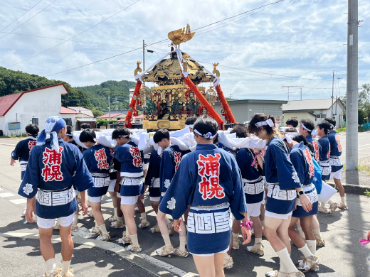 神輿を担ぐサイクリスツツーリングクラブの部員ら