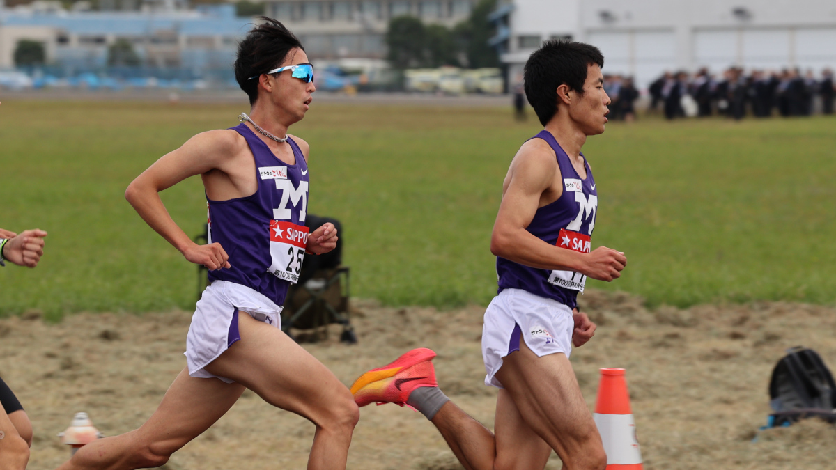 （左から）森下翔太選手（政治経済学部2年）、杉彩文海選手（文学部4年）