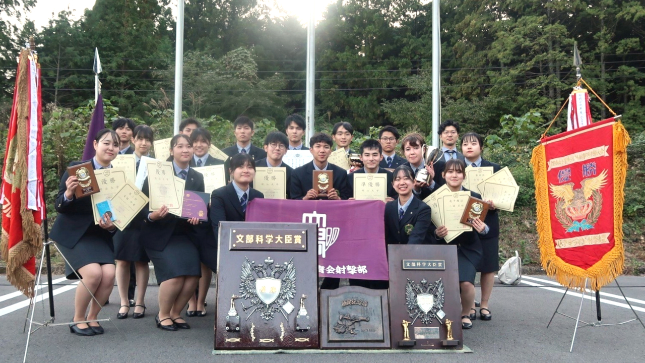 優勝を喜ぶ部員ら（写真=全て射撃部）