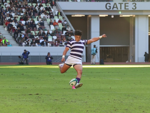 平翔太選手（商学部2年）のコンバージョンキック（前半25分）