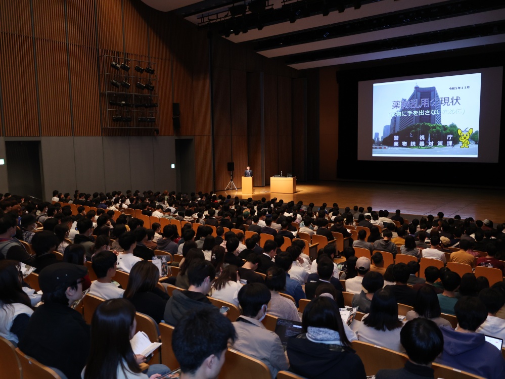 アカデミーホールには約600人の明大生が集まった