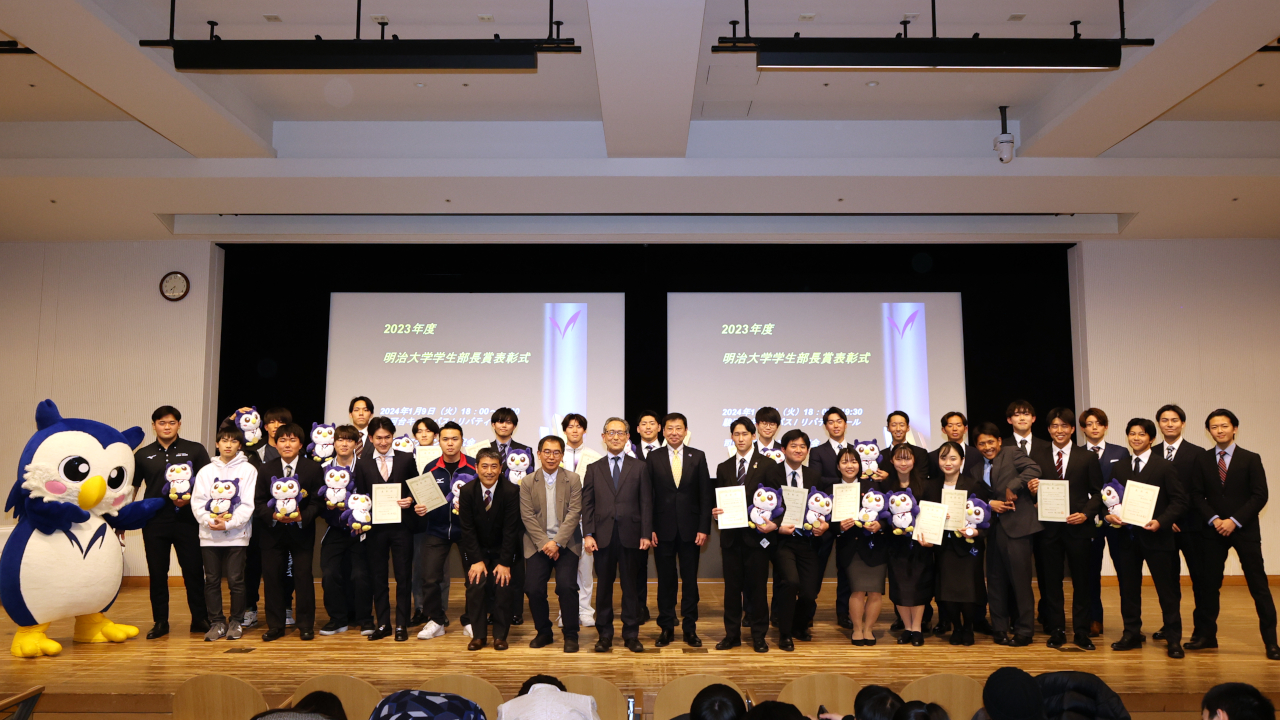 学生部長、連合父母会長らと受賞学生による記念写真