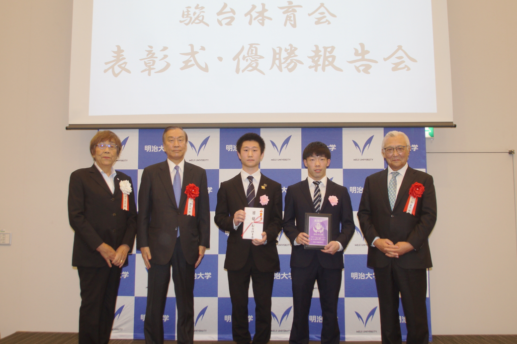 個人表彰を受けた城澤選手（左から３人目）、宮川選手（４人目）