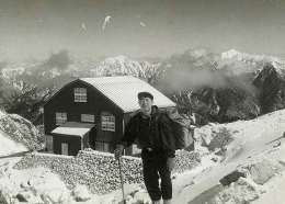 山岳部の合宿後、単独で登山をする植村直己（1963年撮影、植村冒険館所蔵）