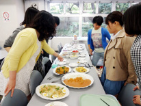 学生たちの試食会の様子