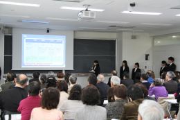 昨年の「多文化共生フォーラム」で中野区長へ政策提言する学生