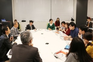 昨年10月に実施した、中野区長と外国人留学生の懇談会の様子