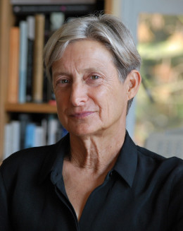 ジュディス・バトラー （Judith Butler）氏　≪略歴≫1984年イェール大学にて博士（哲学）の学位を取得、1998年ジョーンズ・ホプキンス大学等で教鞭を執った後、カリフォルニア大学バークレー校修辞学／比較文学科教授に就任、2009年アンドリュー・Ｗ・メロン財団より、功労賞を授与、著書に『ジェンダー・トラブル』など