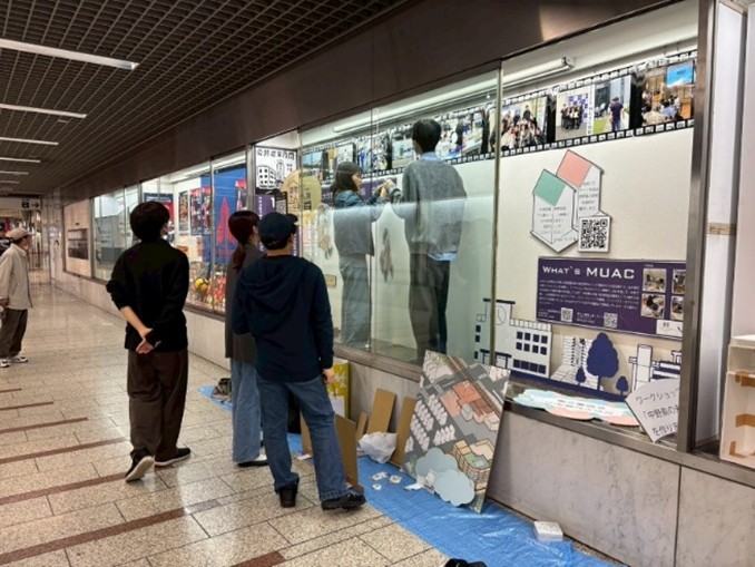 MUACの作業風景（川崎アゼリア）