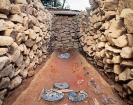 雪野山古墳　竪穴式石室の遺物出土状況 （写真提供:東近江市教育委員会）