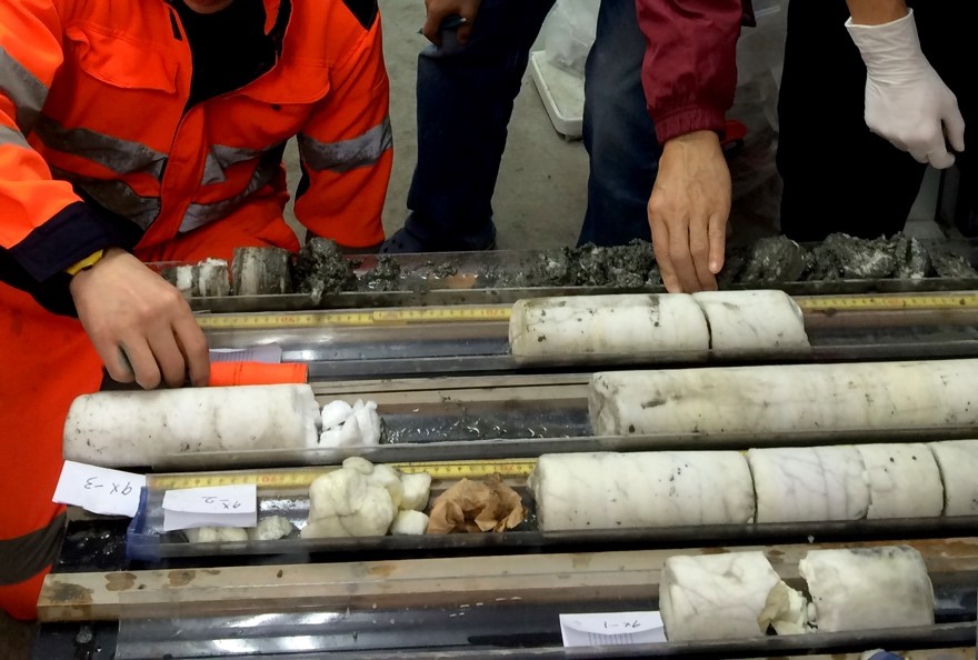 図1：海底から回収されたガスハイドレート：ほぼ連続的な長さ５mのほとんど純粋なガスハイドレートが上越沖の海鷹海脚から回収された。