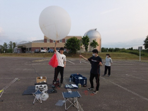 なよろ市立天文台にて 小型気球観測実験を行う遠藤さん（左）
