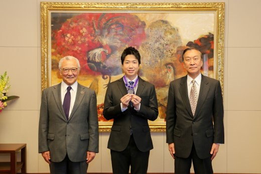 水谷隼氏：明治大学・リバティタワーの貴賓室で、柳谷孝理事長（右）、大六野耕作学長（左）から賞状と記念メダルが贈呈されました