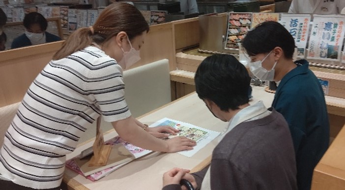 コラボメニューの試食とPOP制作の様子