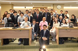 サシン経営大学院学長（中央）とのGroup Photo