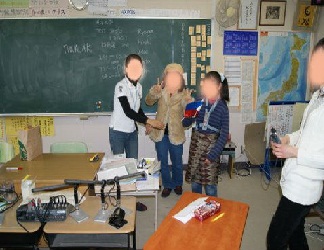 民族衣装の説明をし，生徒の方にも試着してもらいました
