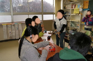 玩具を使用して該当国の公共の乗り物について説明しました