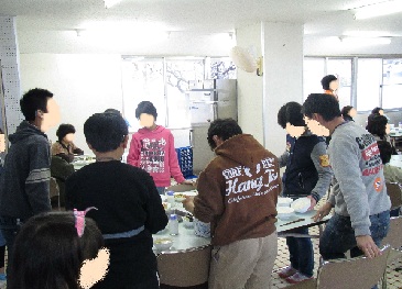 小学生・中学生の皆さんと給食を食べながらの交流をしました
