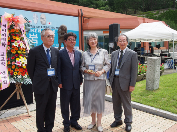 左より：風間館長，李畯遠公州市長，尾﨑みどり市教育長，安蒜明大教授