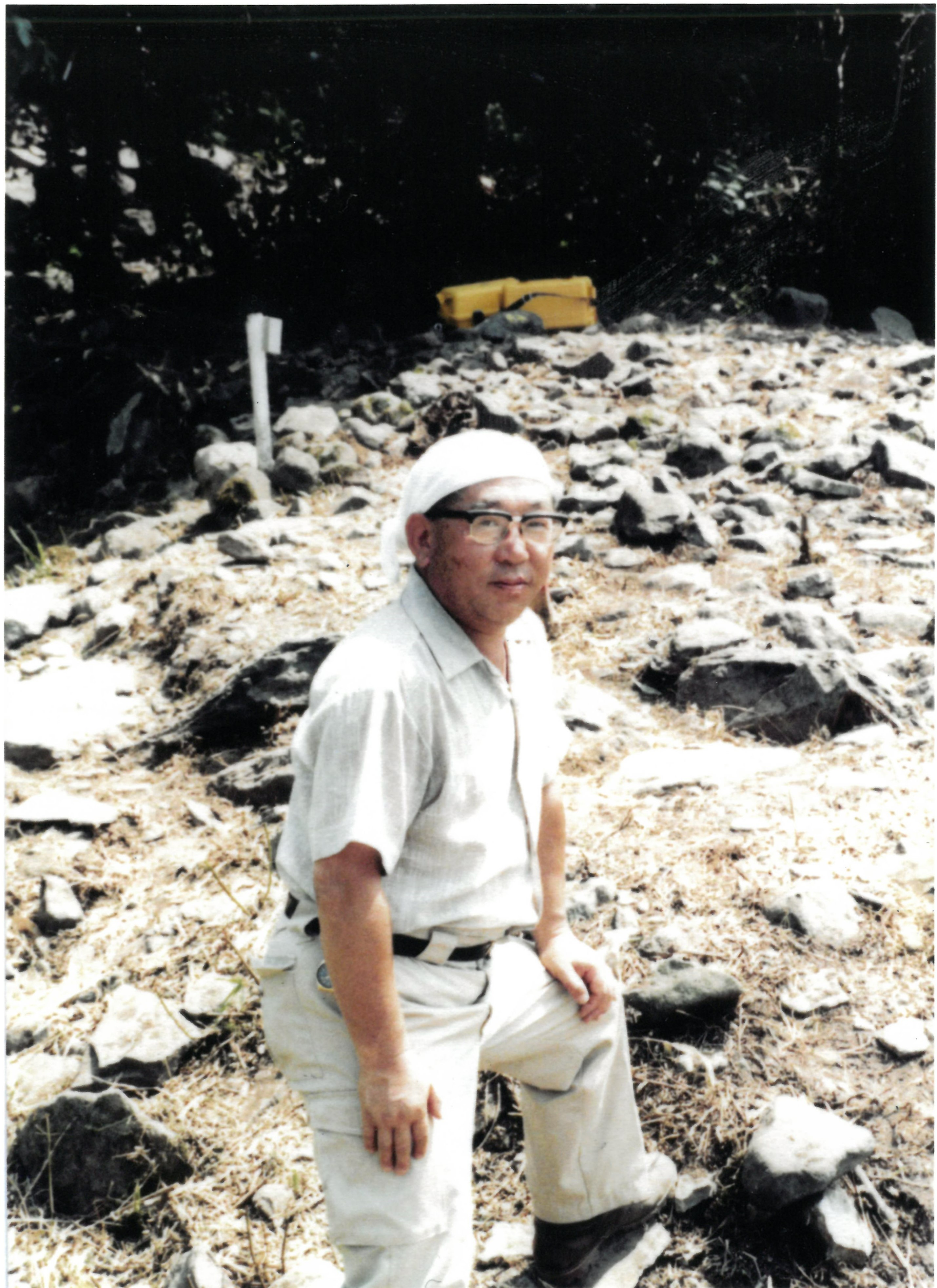 長野県大室古墳群を発掘調査中の大塚先生
