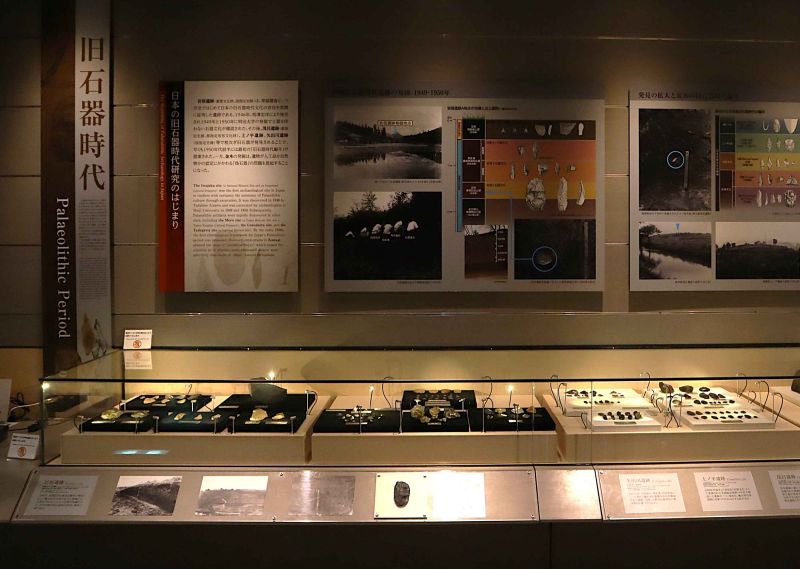 重要文化財は黒の展示台で示している。手前に岩宿遺跡の石斧の立体模型がある