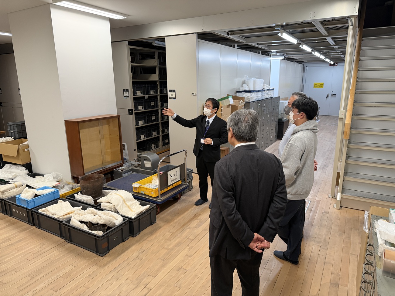 収蔵室の施設や機能について説明する忽那敬三学芸員