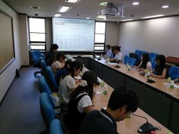 法務省の出入国・外国人政策本部で、韓国の外国人政策の現状について説明を受けるゼミ生達