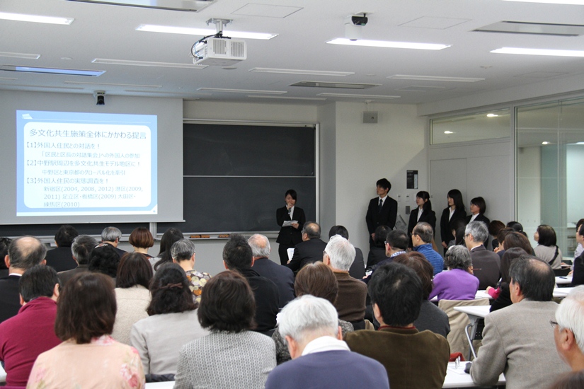 第一部で政策提言を行う山脇ゼミの学生達