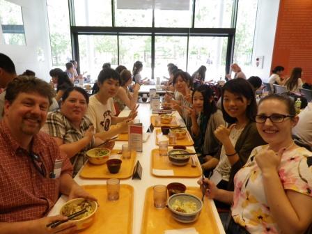 学食にて昼食をとる学生達