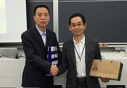 横田 国際日本学部長と王 団長　記念品交換