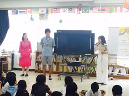 ２日目に参加した学生達。ベトナムの伝統衣装であるアオザイを着て、児童の興味を惹きました。