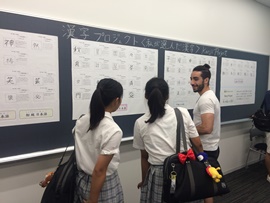 漢字プロジェクトについて説明する留学生