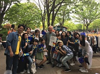 昨年5月のTokyo Rainbow Prideに参加したゼミ学生たち。写真中央はマグヌス・ローバック駐日スウェーデン大使