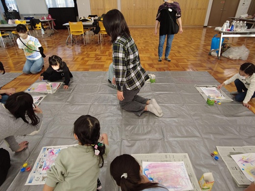 ランタンづくりの活動に参加する戸澤さん