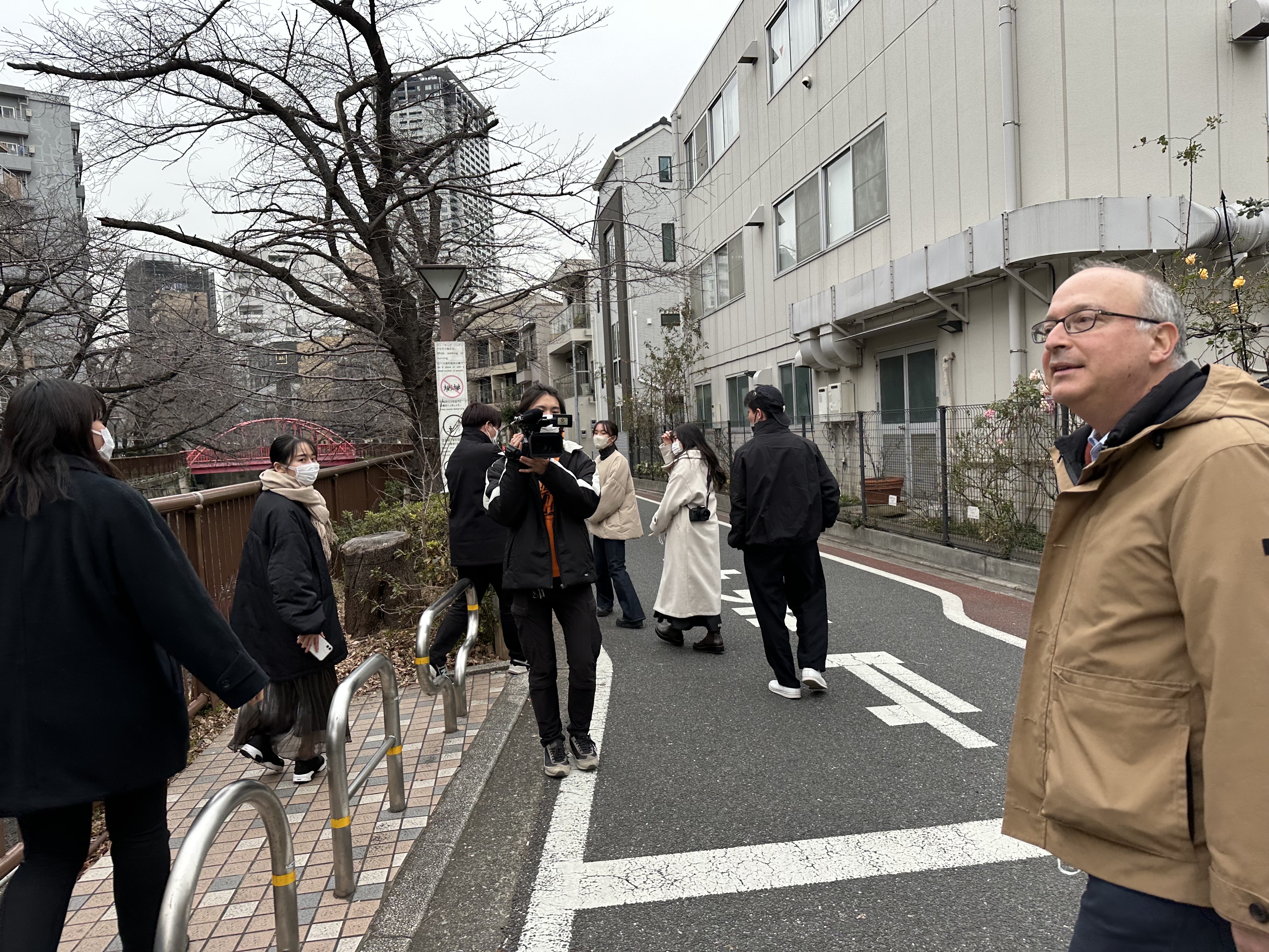 屋外での取材風景