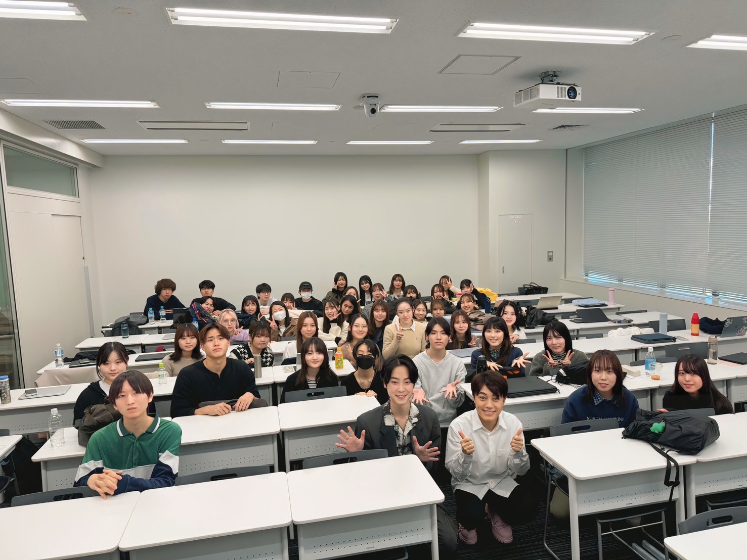 受講生と駿河ヤマトさん（左）、大滝ひかるさん（右）